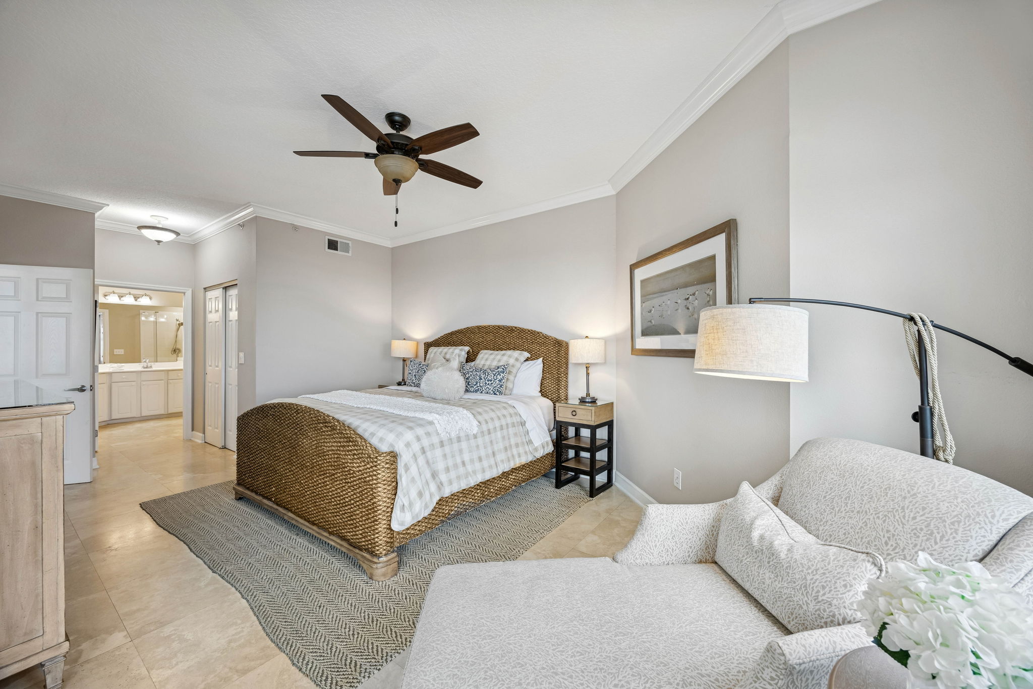 ... while the oversized layout adds to the suite’s comfort.