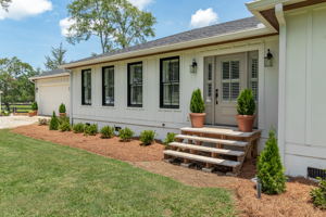 Front Porch/Entrance