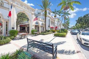 Just minutes to Downtown Naples!