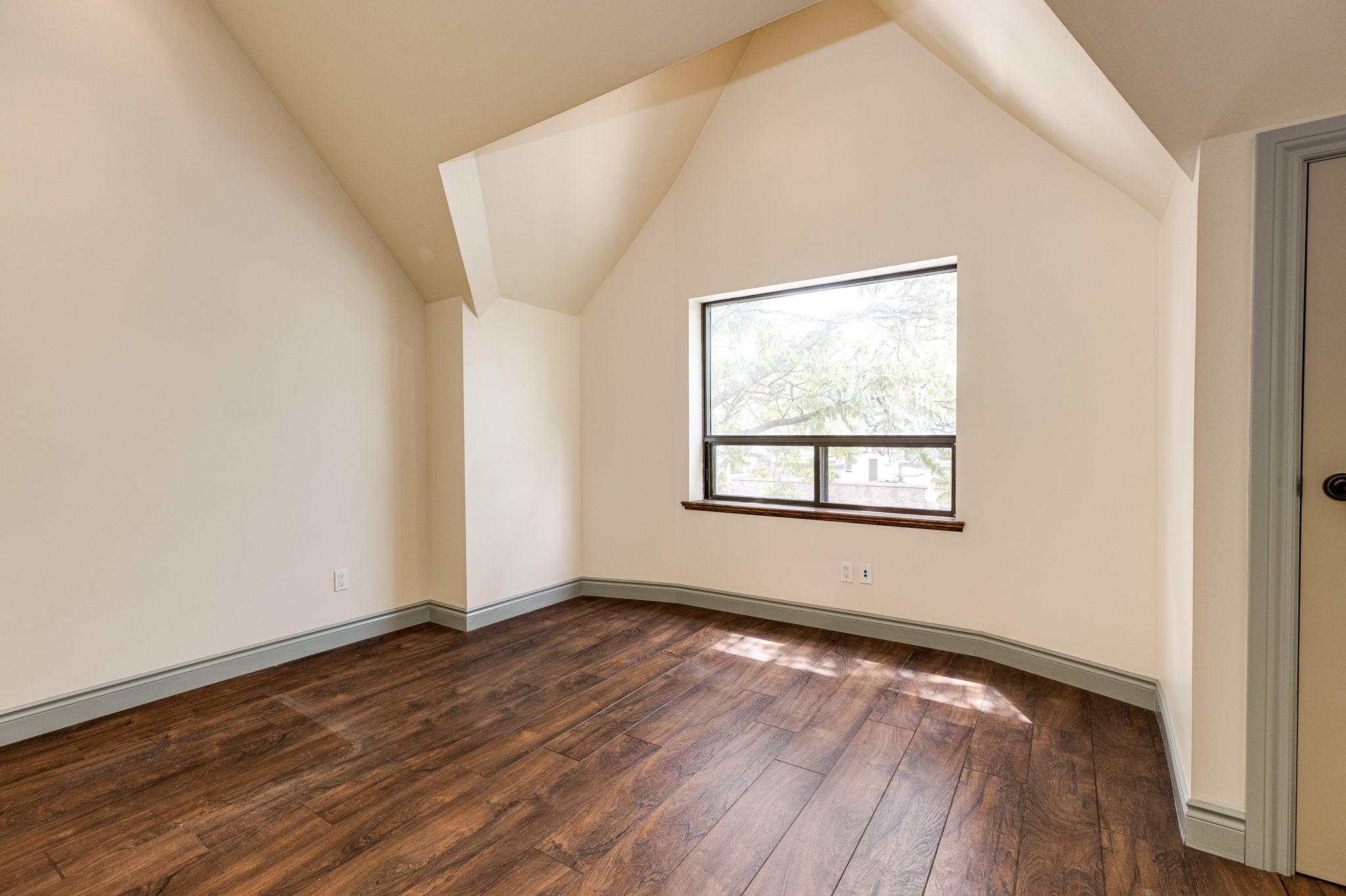 Toronto property showcase — delivered property photograph 40
