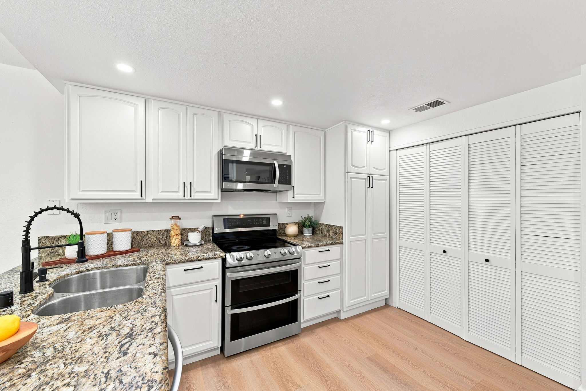 011_F8_4786 Lago Vista Cir