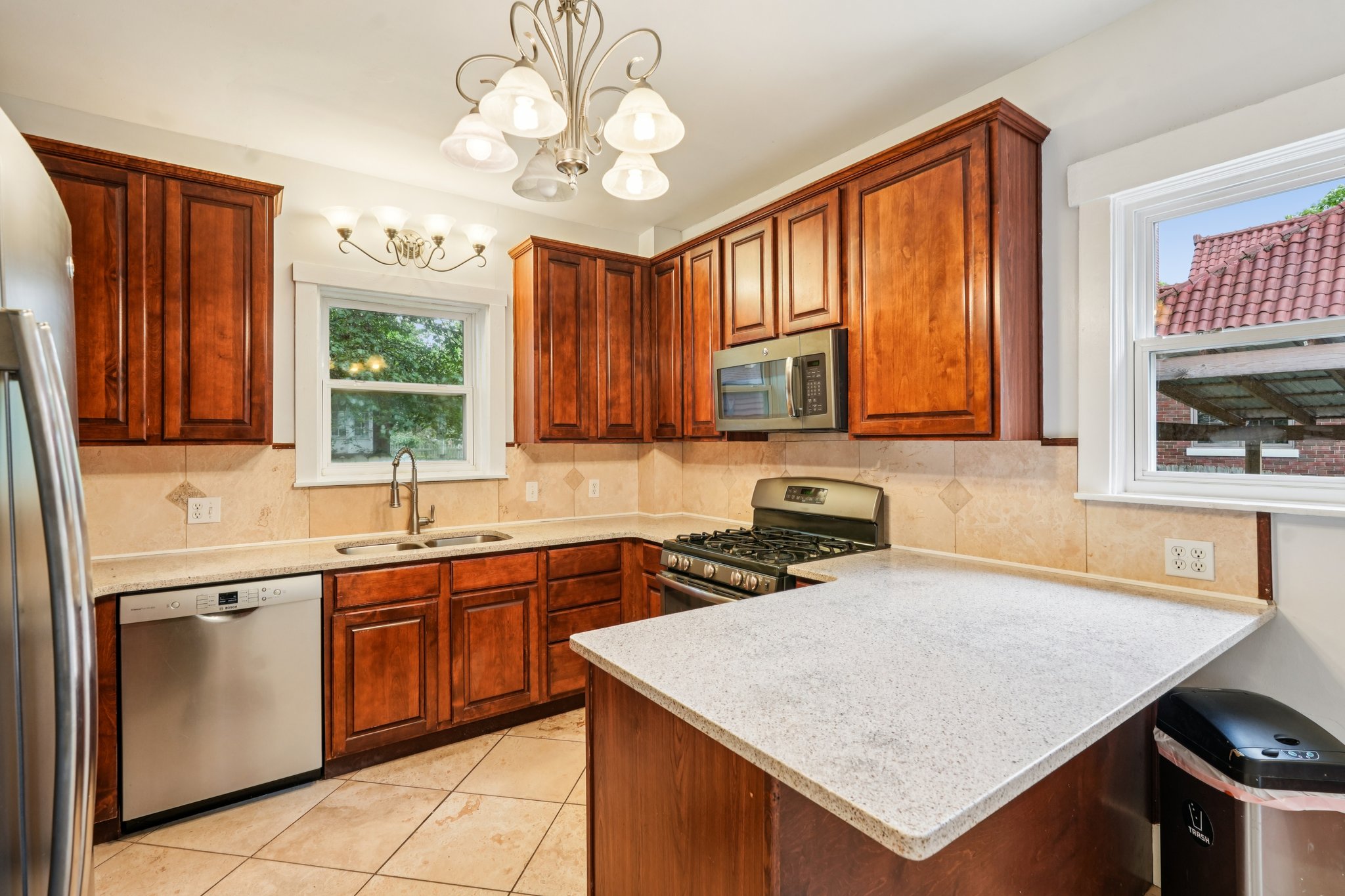Loretta Ave-1806-015.jpg
