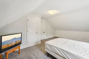 Loretta Ave-1806-047.jpg