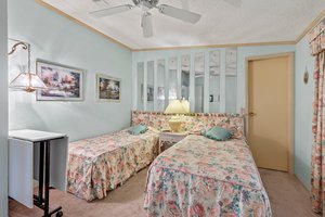Guest Bedroom 1-2.JPG