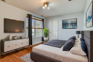 DSC_3916_54 virtually staged.jpeg