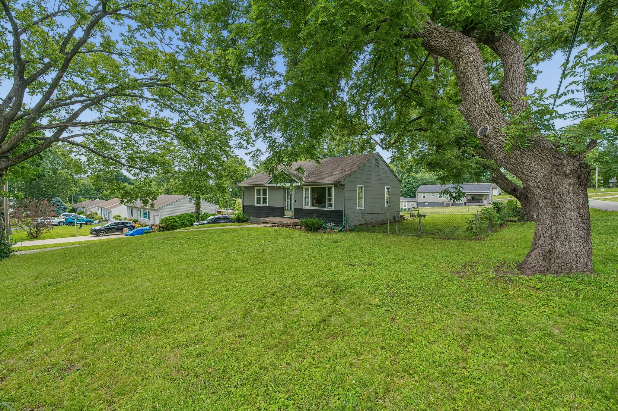 9231 - 4801 NE 46th Terrace - 002.jpg