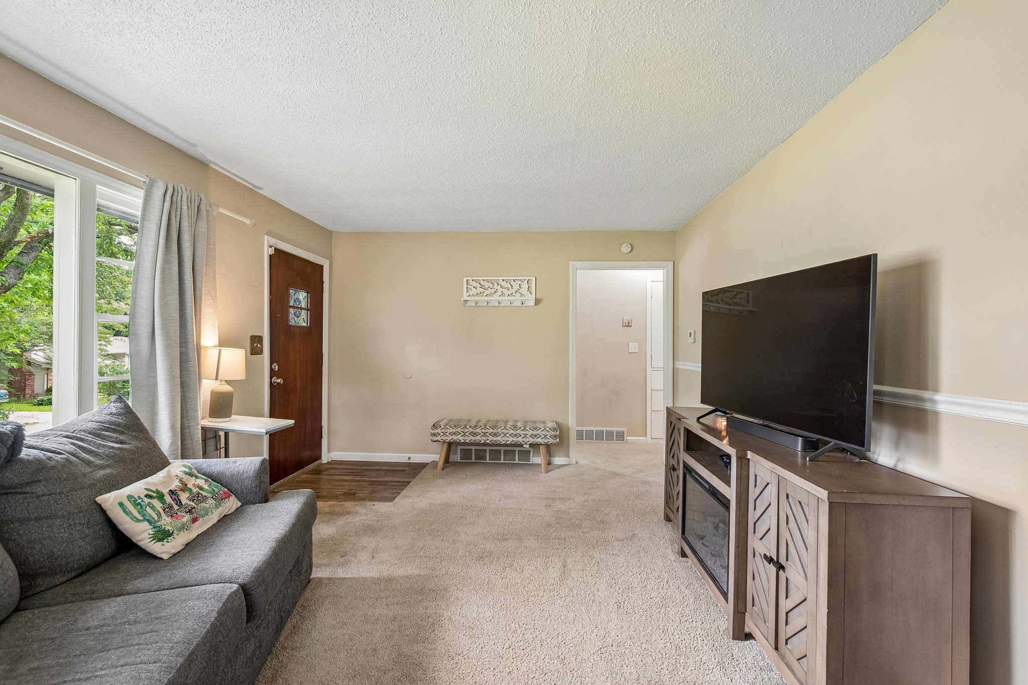 9231 - 4801 NE 46th Terrace - 006.jpg