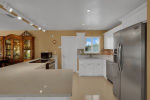 Kitchen w/Lots of Counter Space