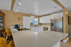 Kitchen w/Breakfast Bar