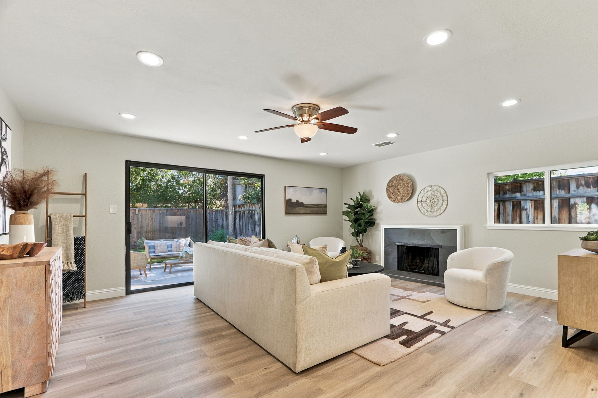 010_F8_4814 Clydelle Ave
