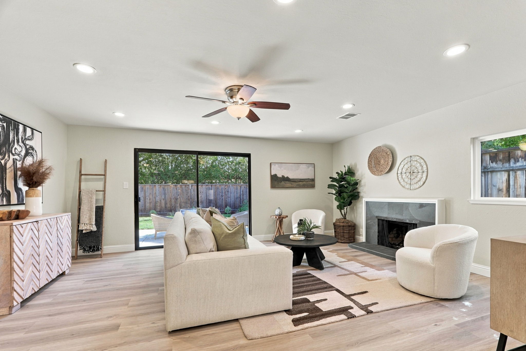 011_F8_4814 Clydelle Ave