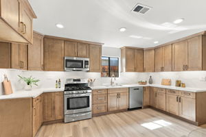 012_F8_4814 Clydelle Ave
