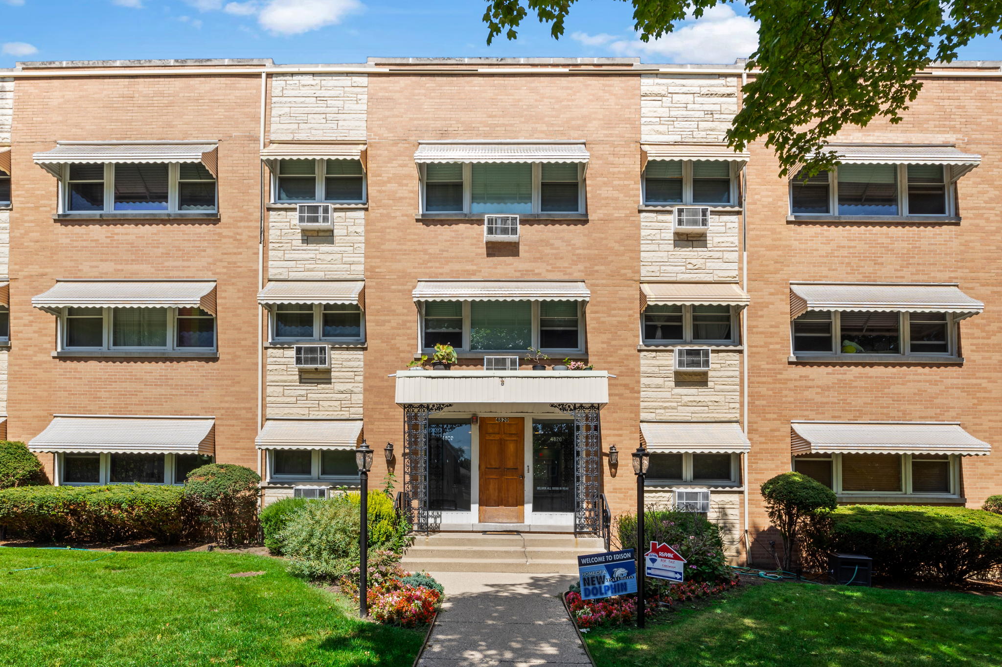 4820 Conrad St 104, Skokie, IL 60077