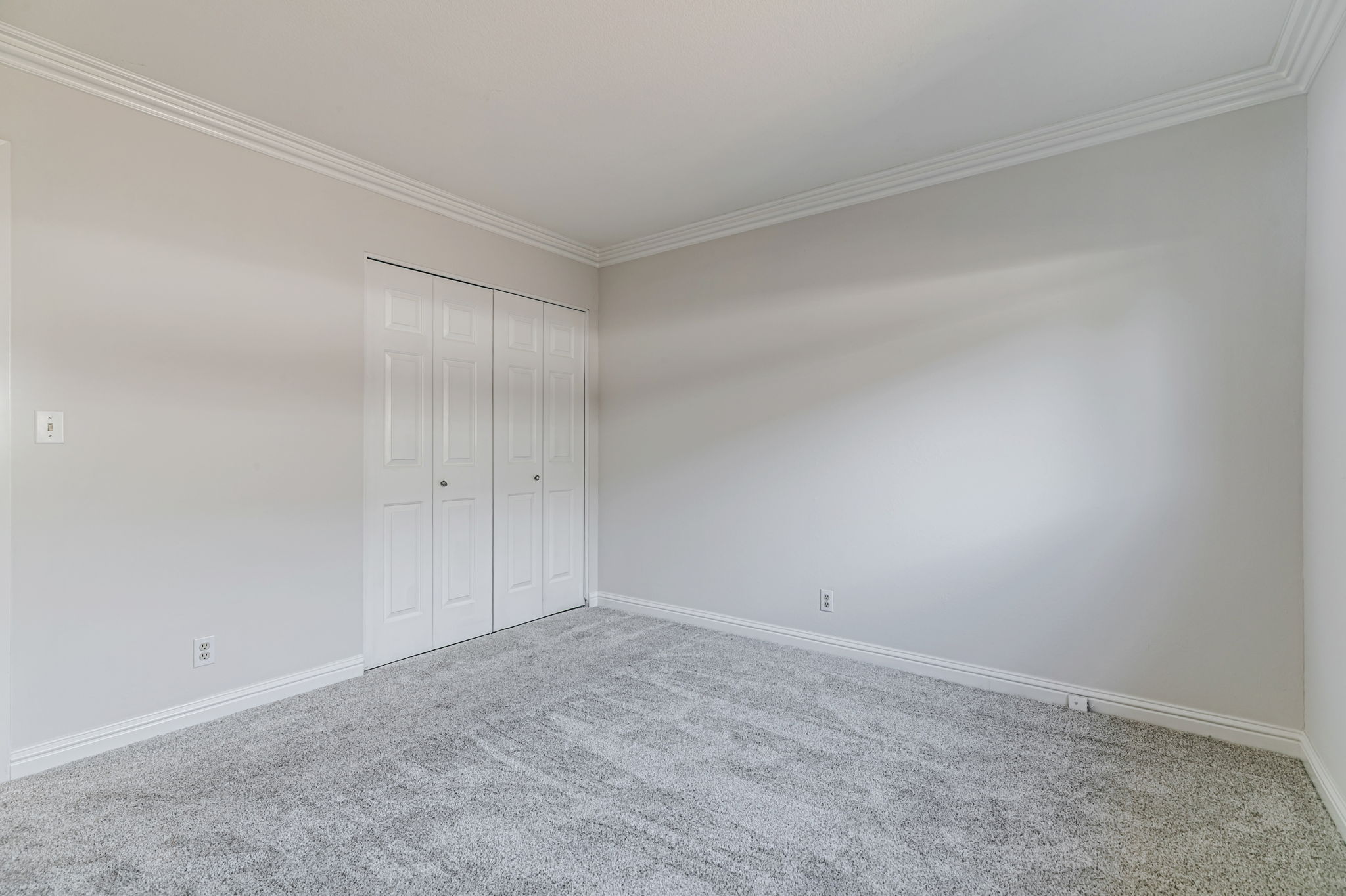 031_483 Churchill Park Dr