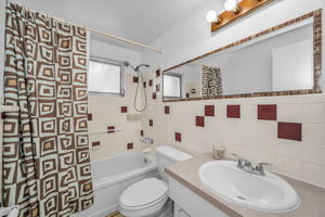 Bathroom 1b