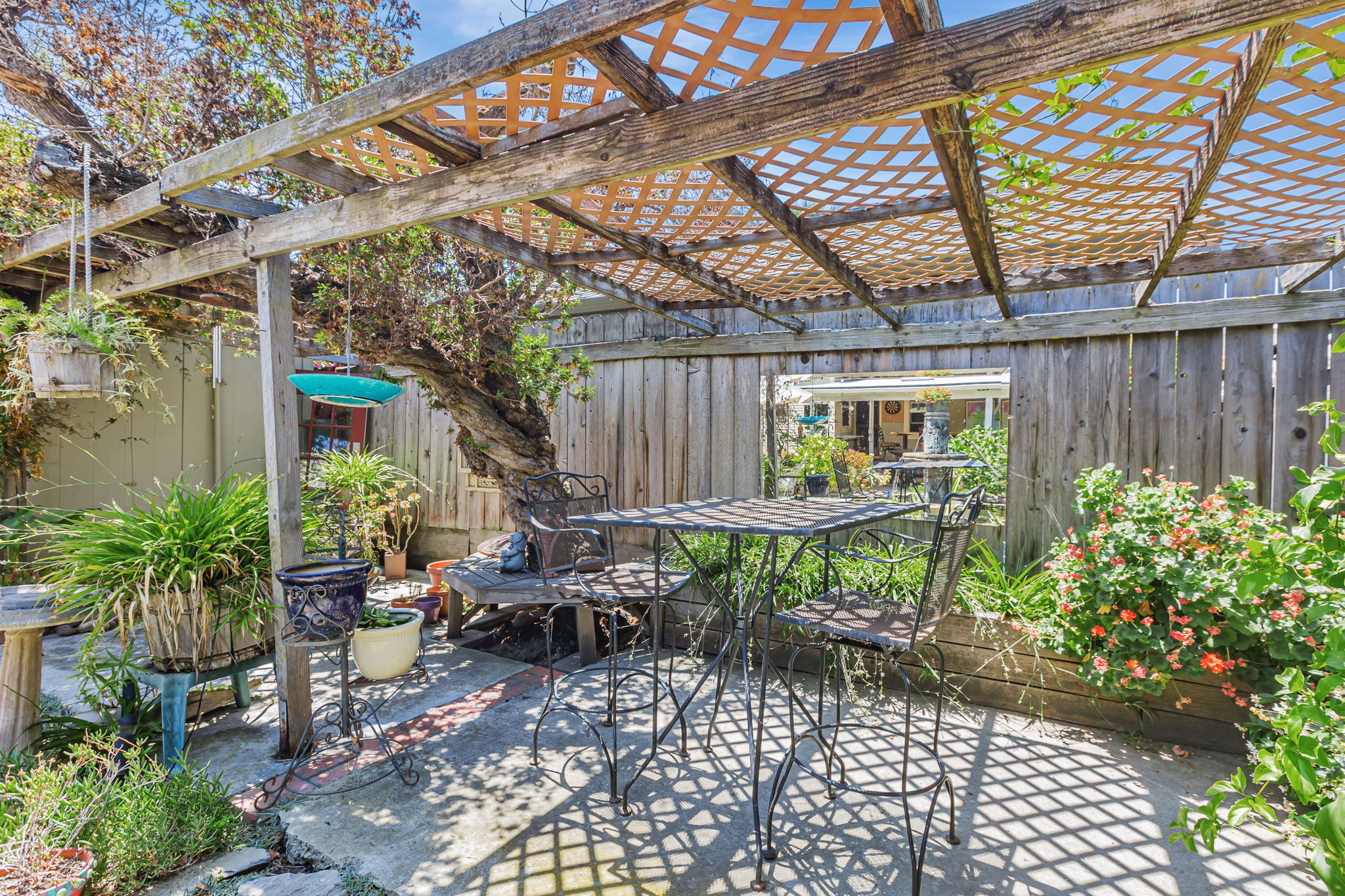033_484 E Evelyn Ave