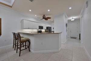 Breakfast Bar - Foyer