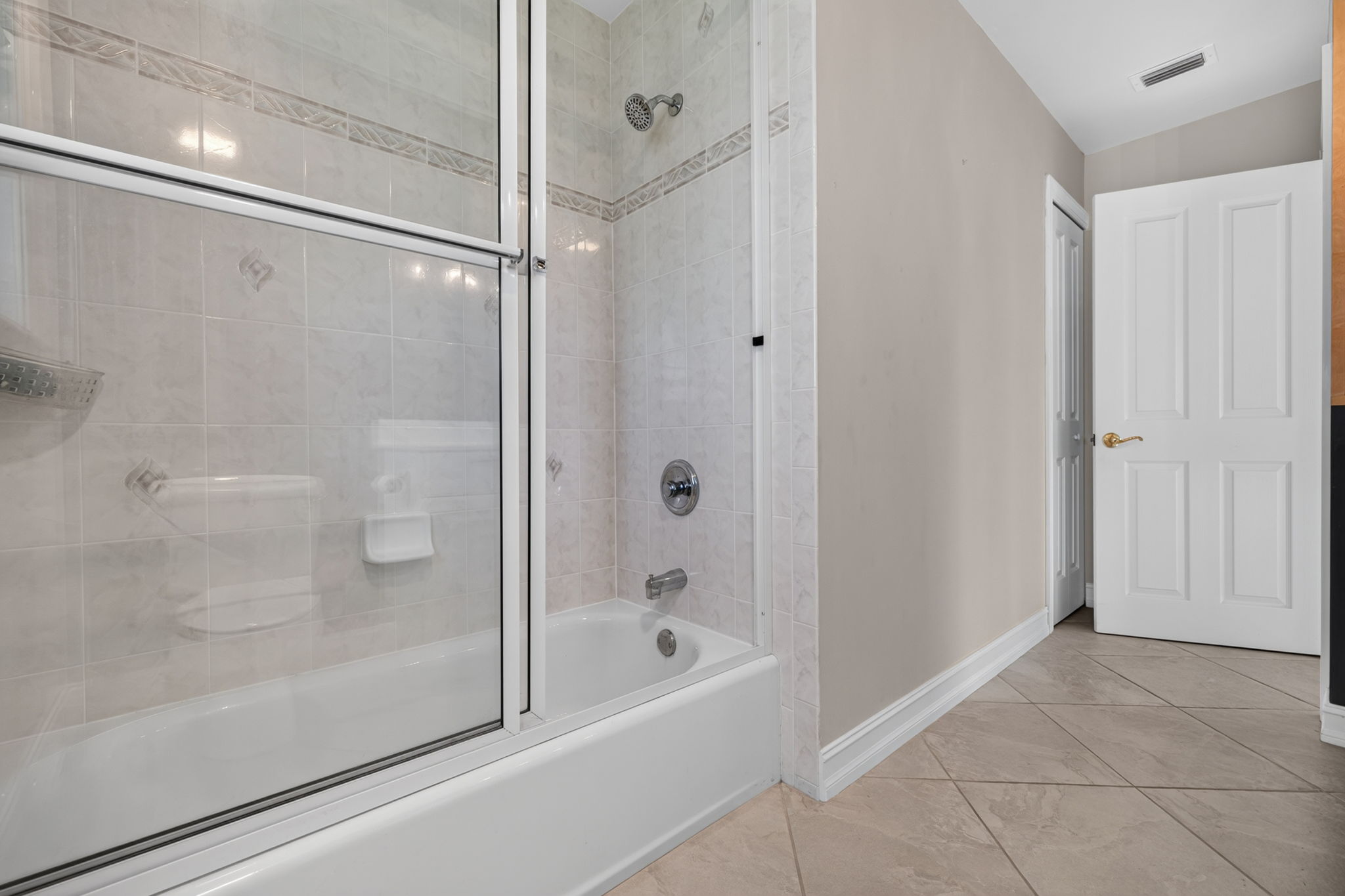 Guest Bathroom 2-2 of 2