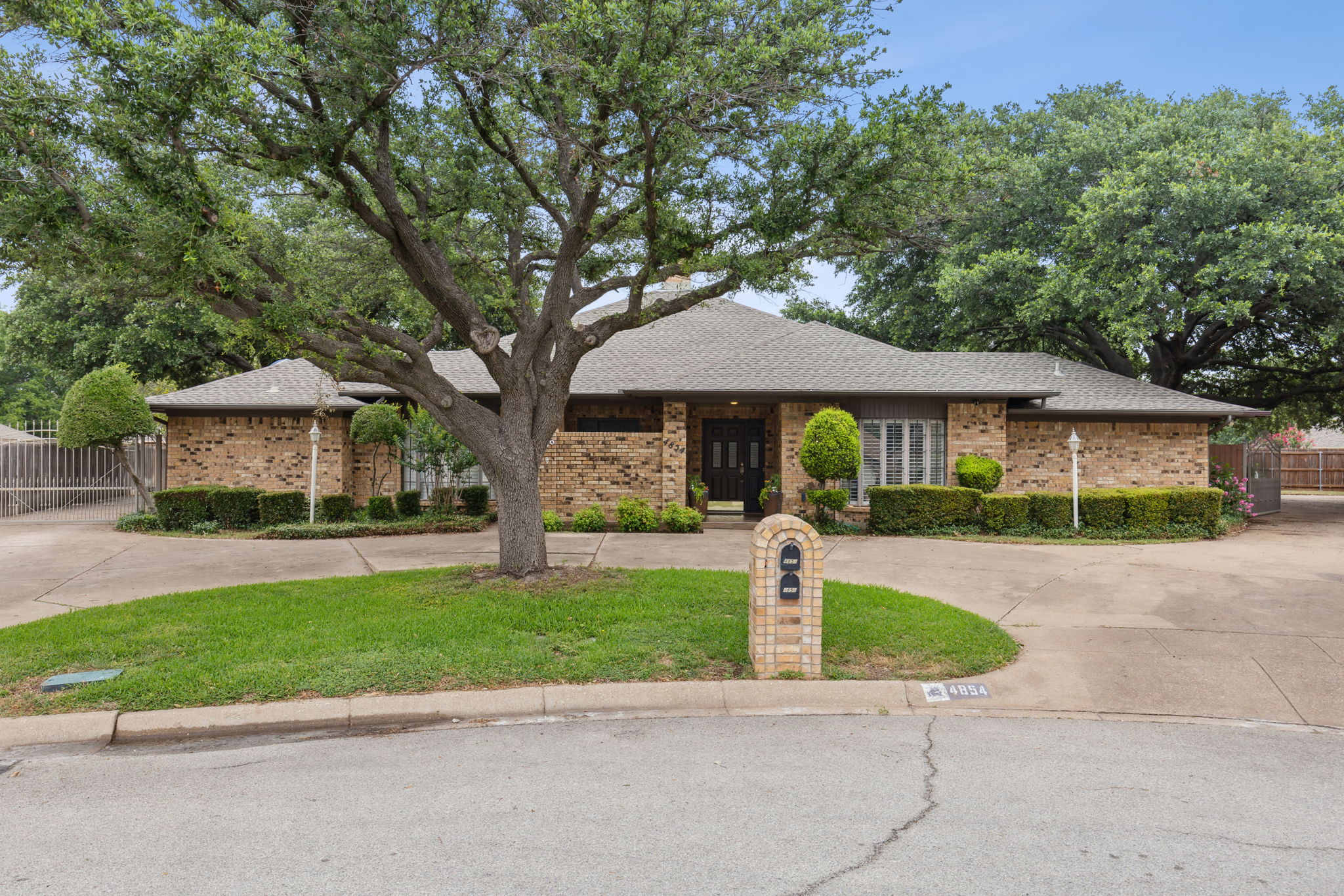 Full Duplex with Circle Drive in Front