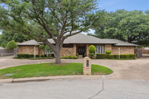 Full Duplex with Circle Drive in Front
