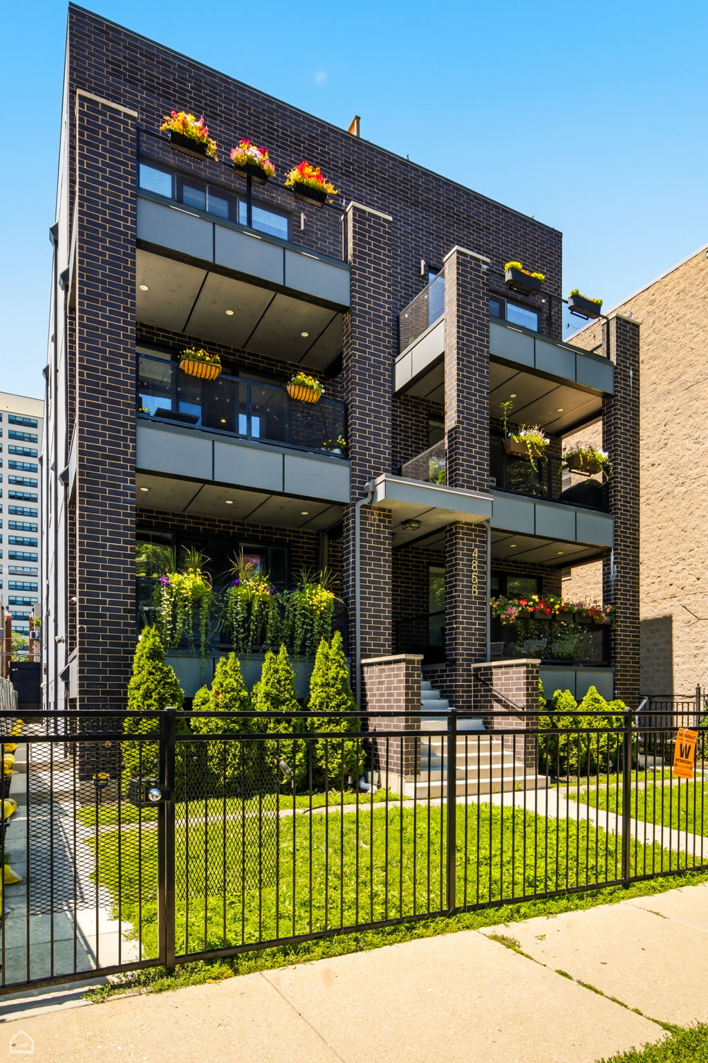 2 short blocks to the lakefront, 1 block to the New Red Line Lawrence station and less than 1 mile to Metra
