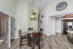 Kitchen Eat-in Area3