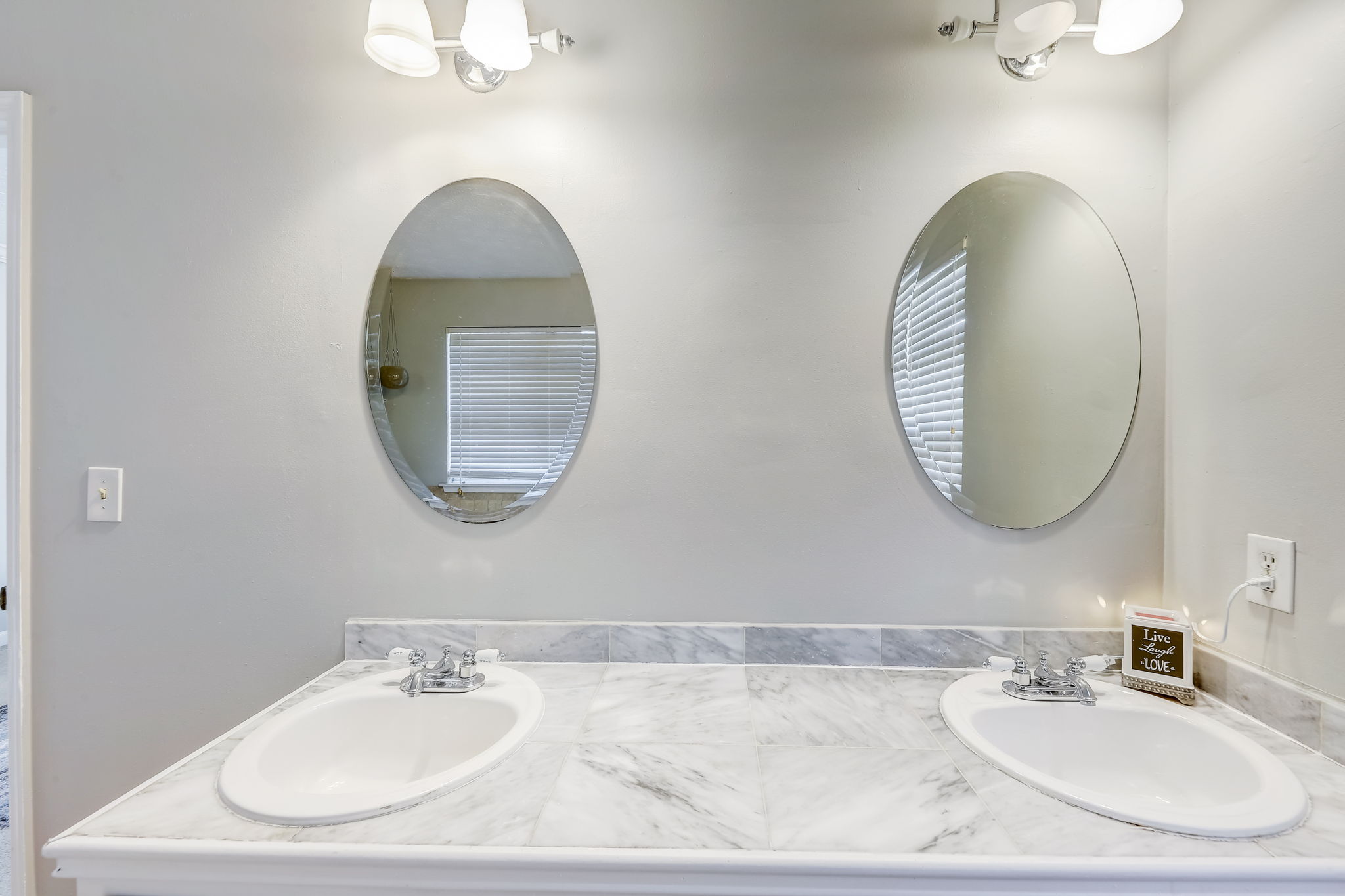 Windsor Downs Dr-028