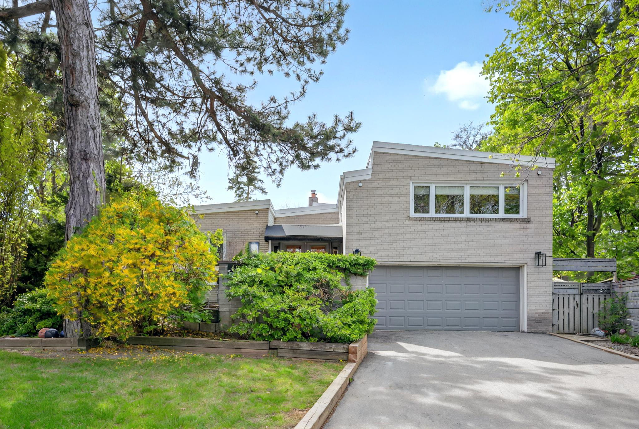 49 Arlstan Dr Toronto, ON M3H 4W1