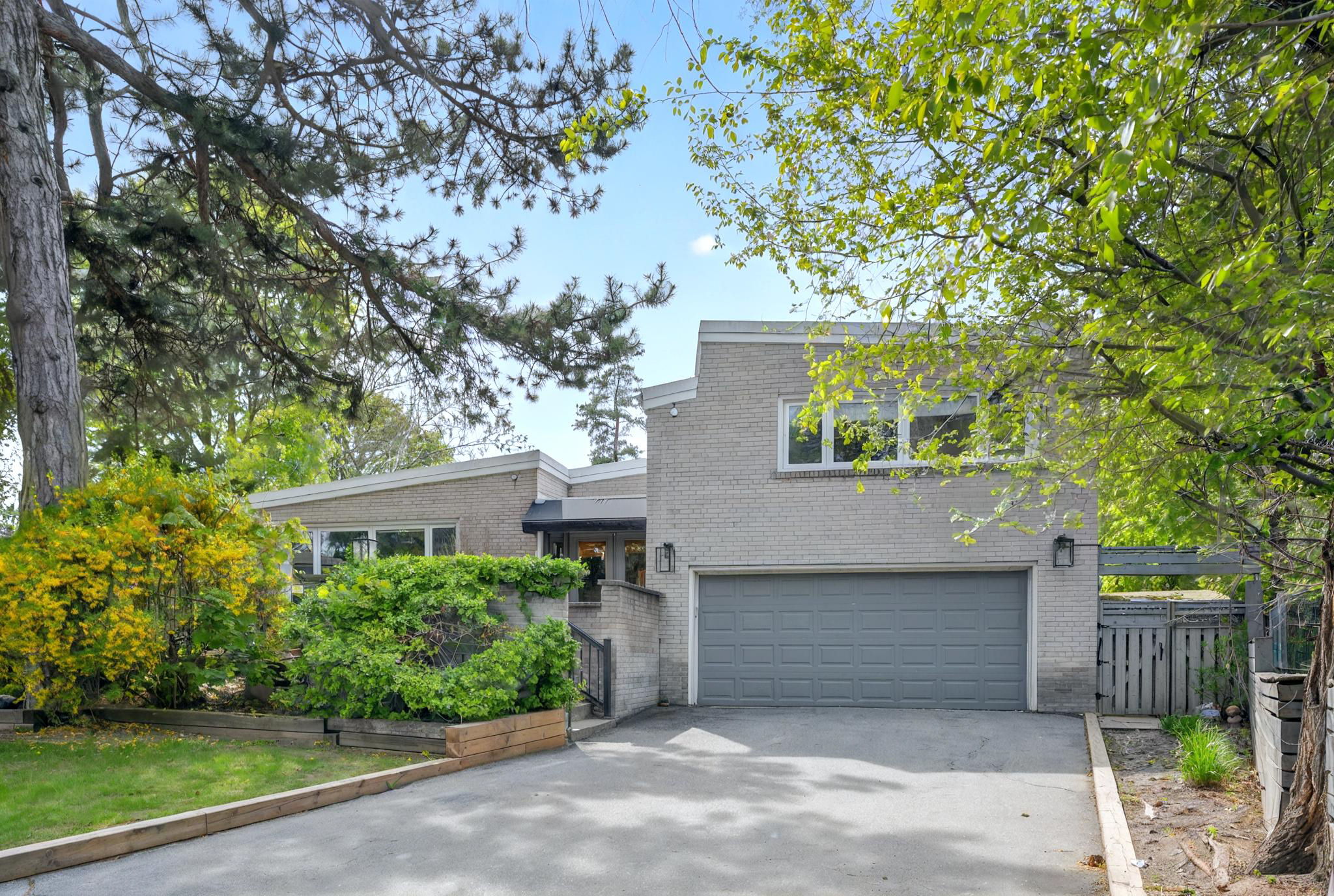 49 Arlstan Dr Toronto, ON M3H 4W1