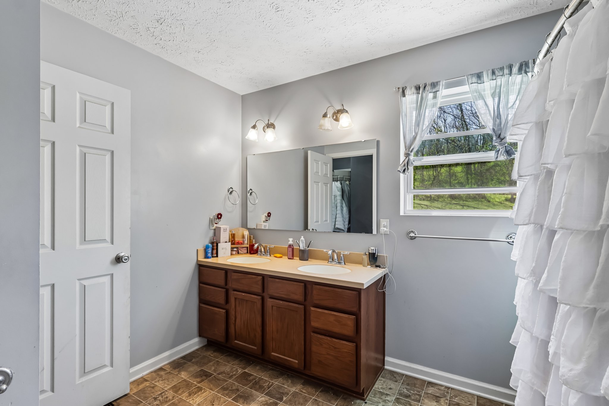 Central Ave-S2204-039.jpg