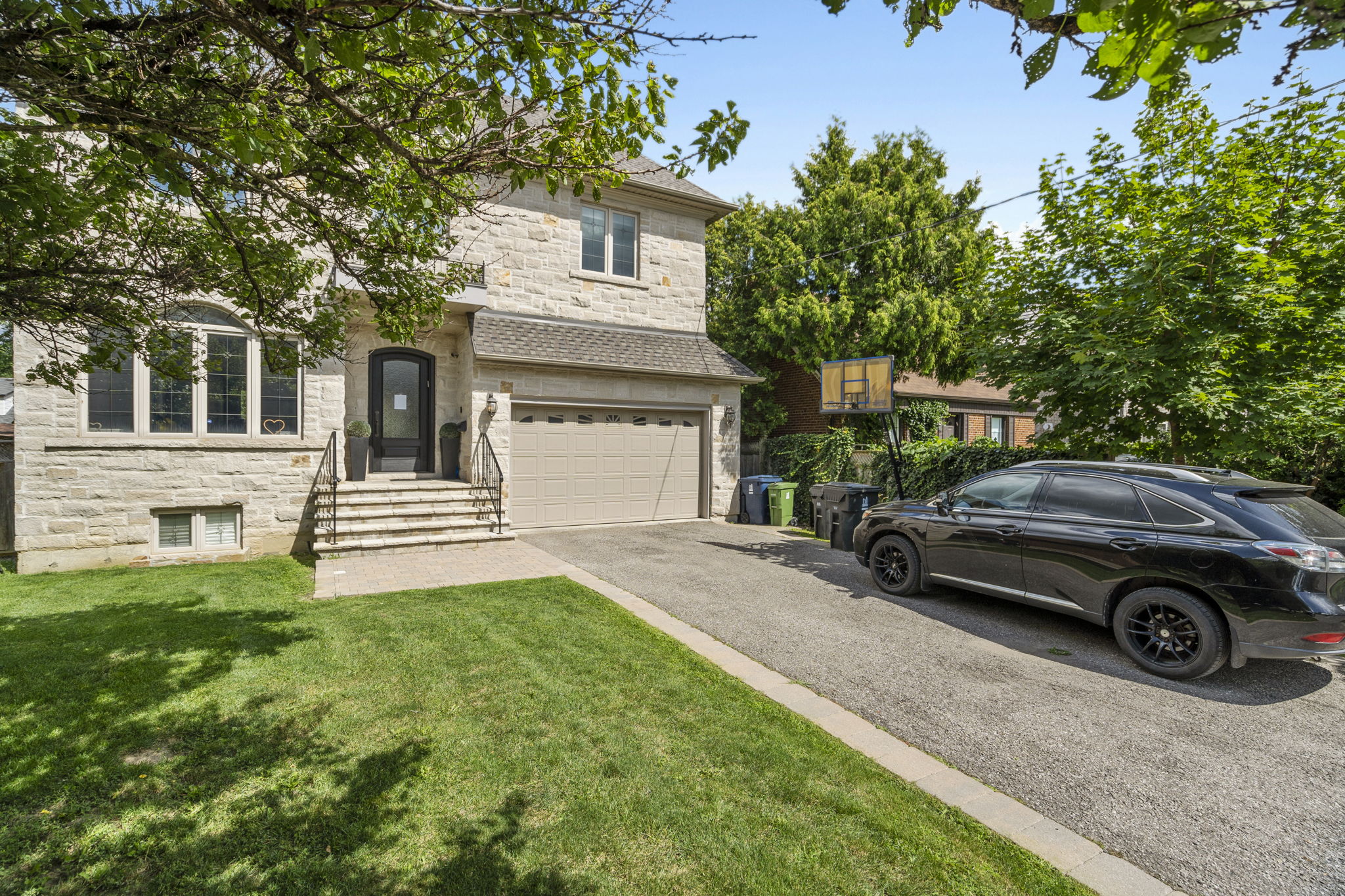 49 Corwin Crescent Toronto, ON M3H 1Z9
