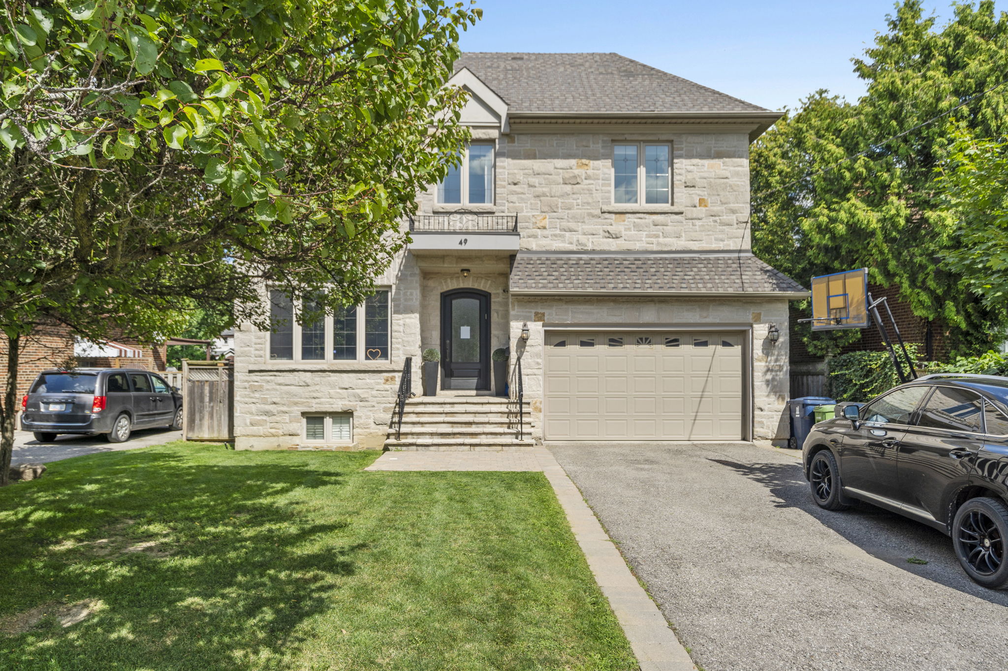 49 Corwin Crescent Toronto, ON M3H 1Z9