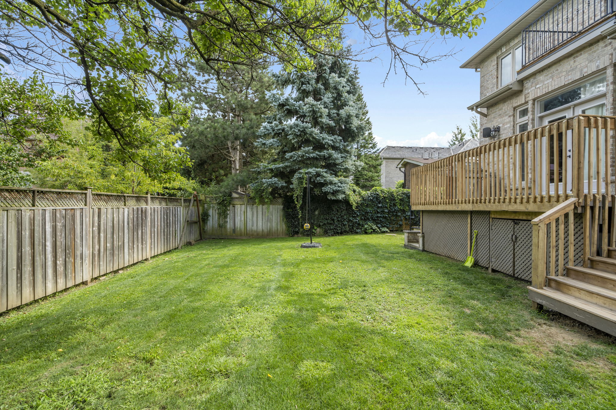 49 Corwin Crescent Toronto, ON M3H 1Z9
