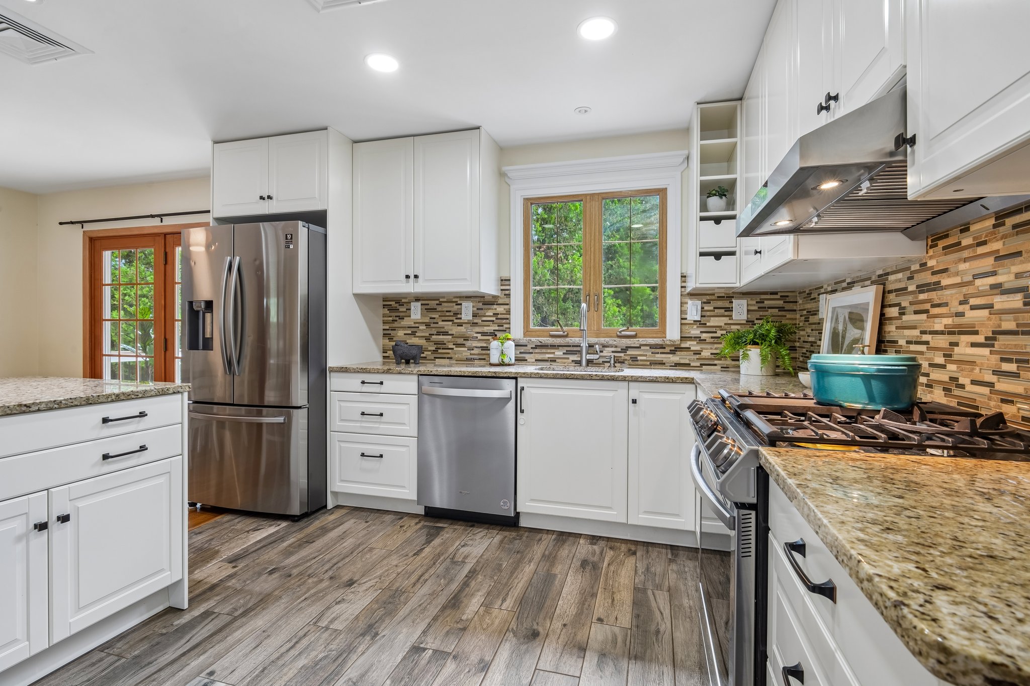 Stainless appliances and exhaust kitchen fan