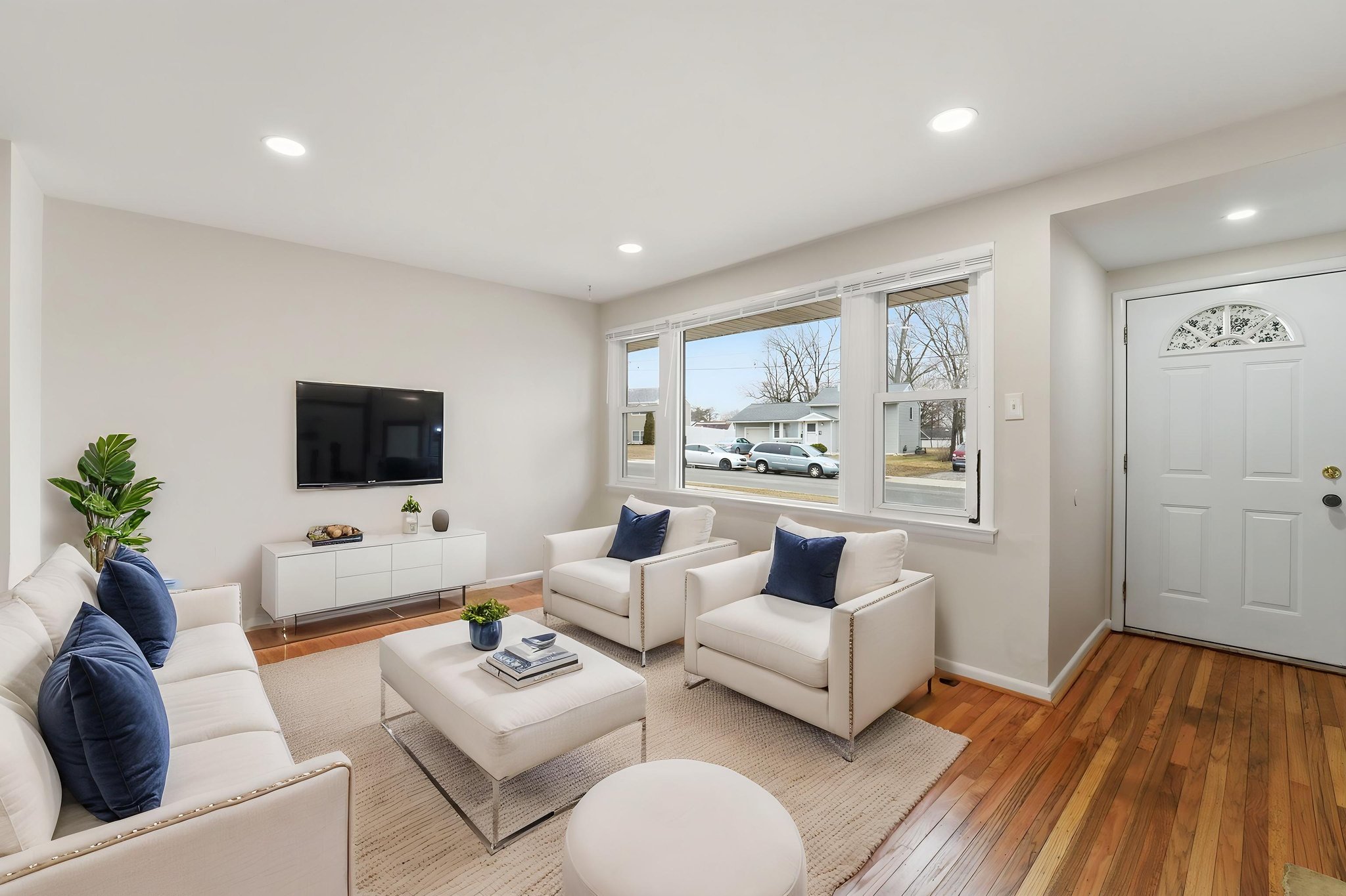 DSC06551 virtually staged.jpeg