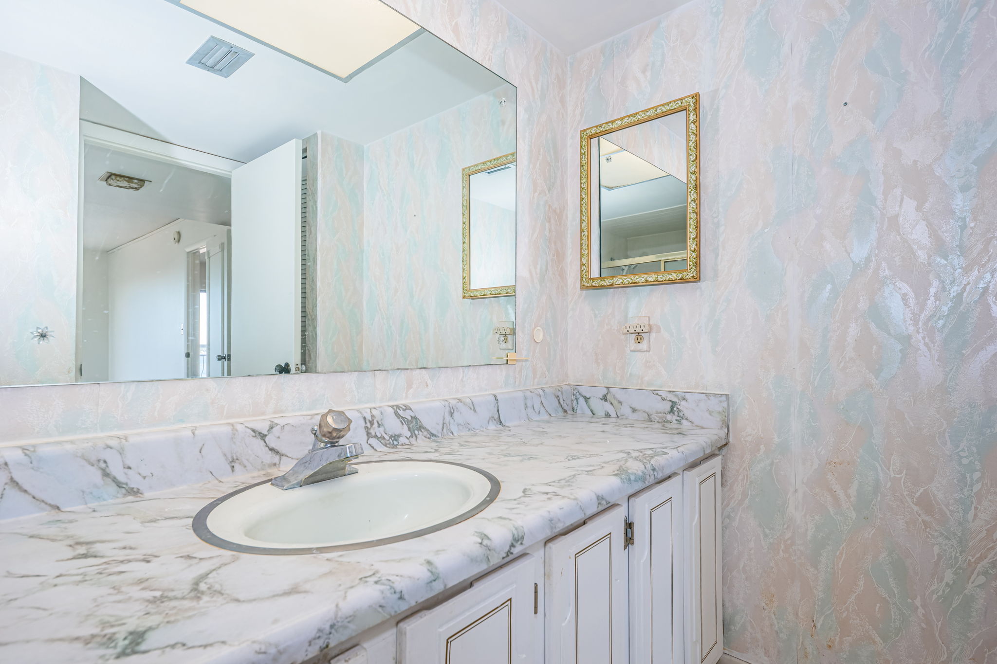 Primary Bathroom 1b-2