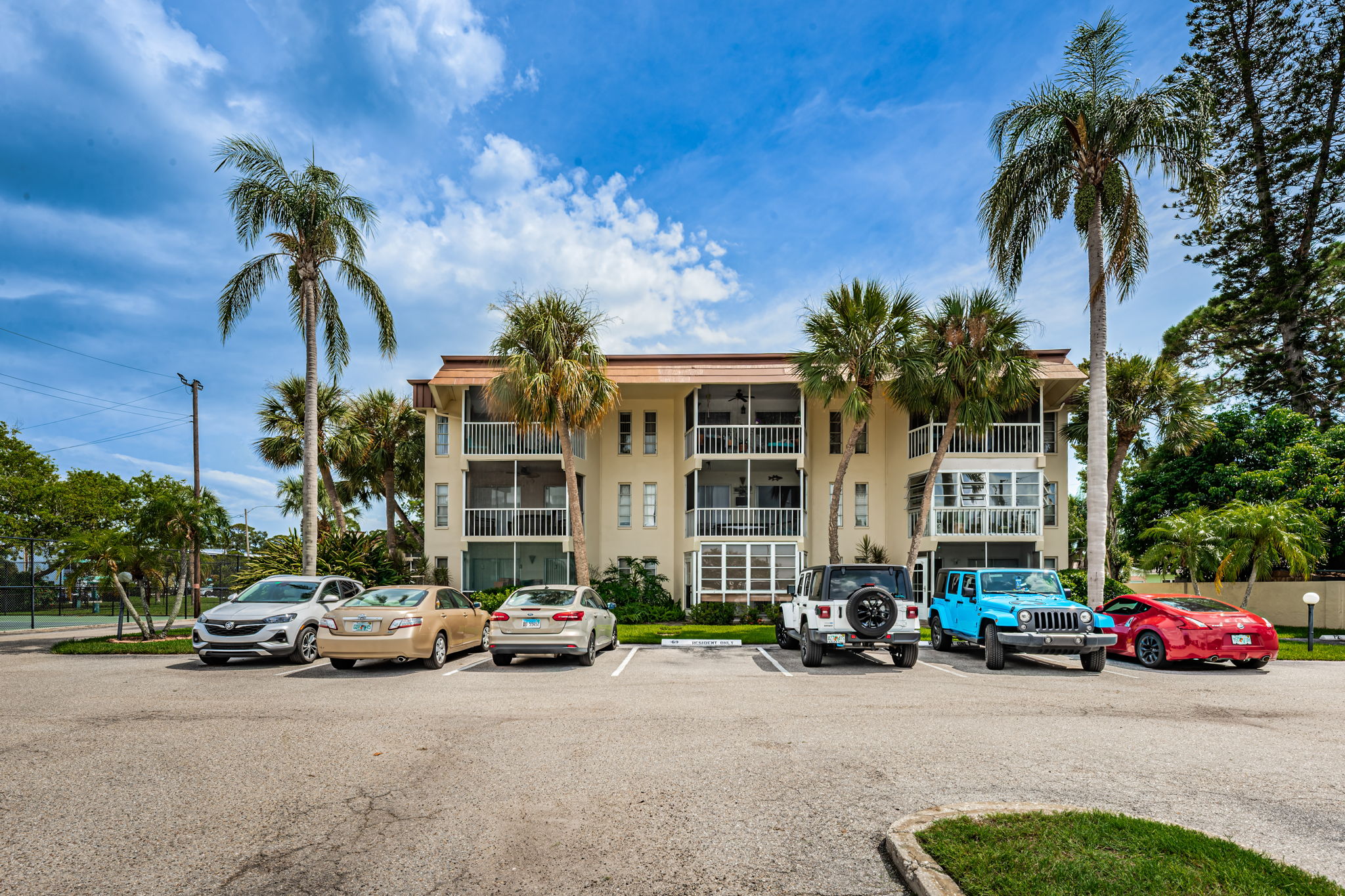 Front Exterior4-3