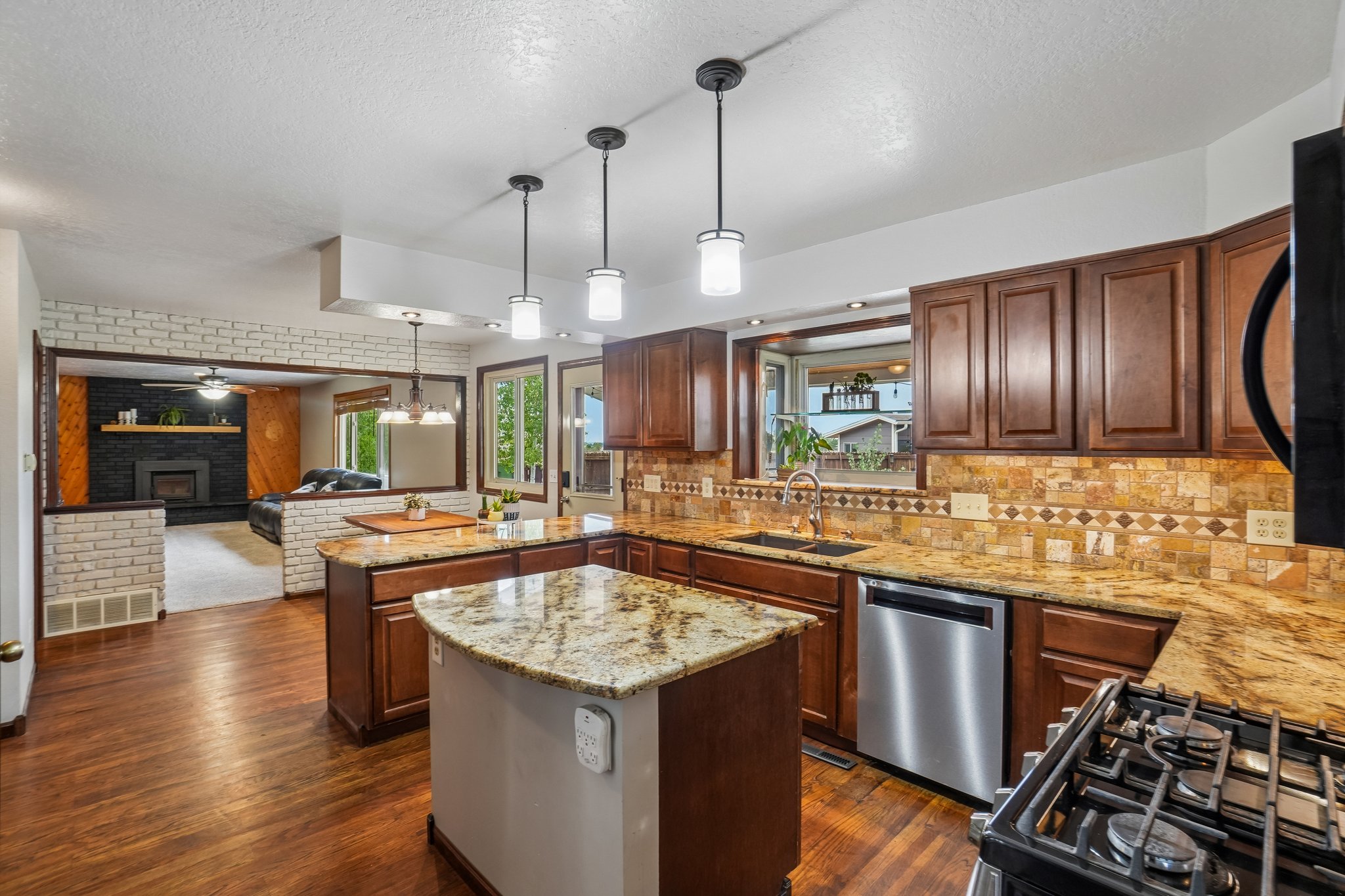 Beverly Dr-S2807-018.jpg