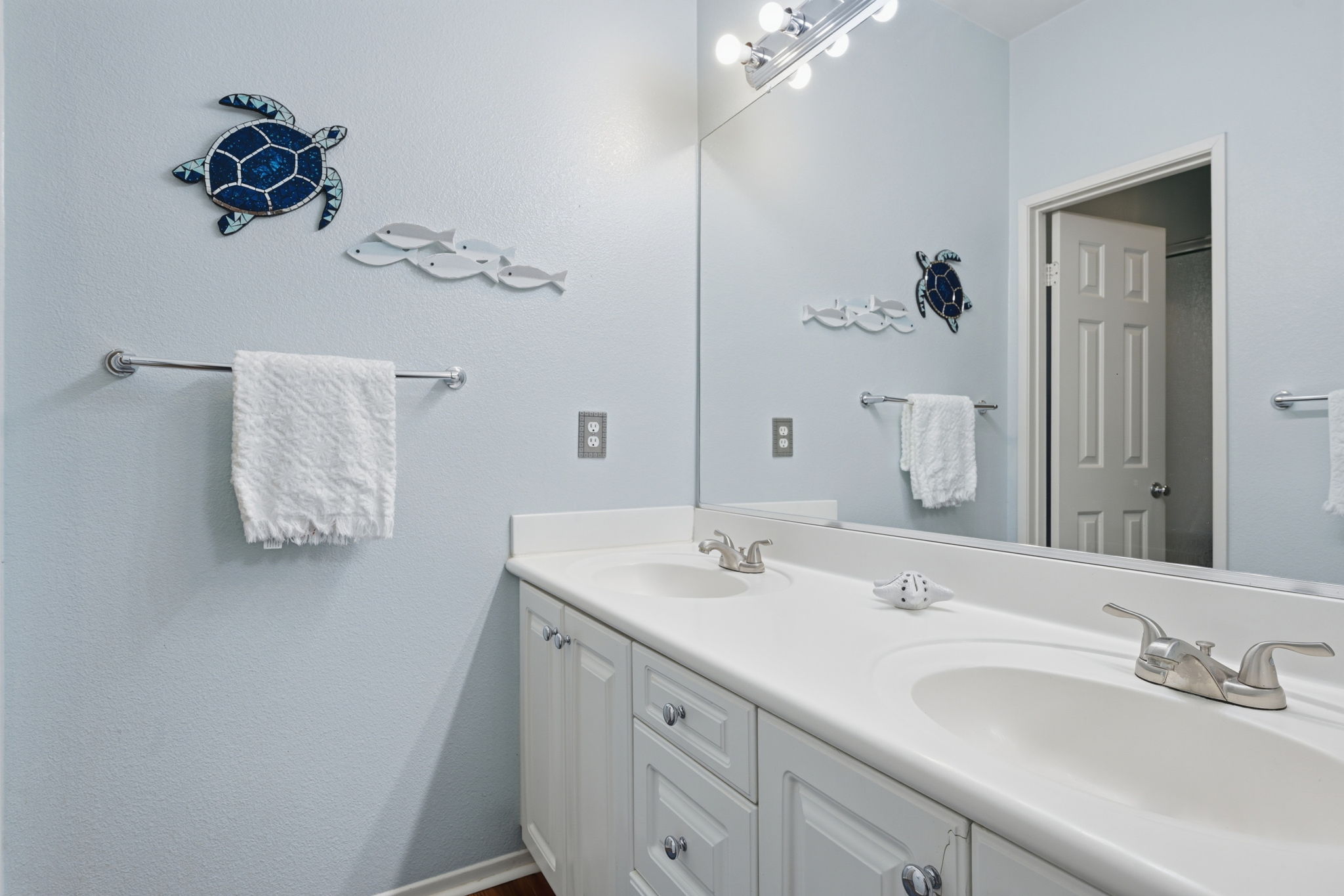 Two can use this bathroom at once! Versatile!