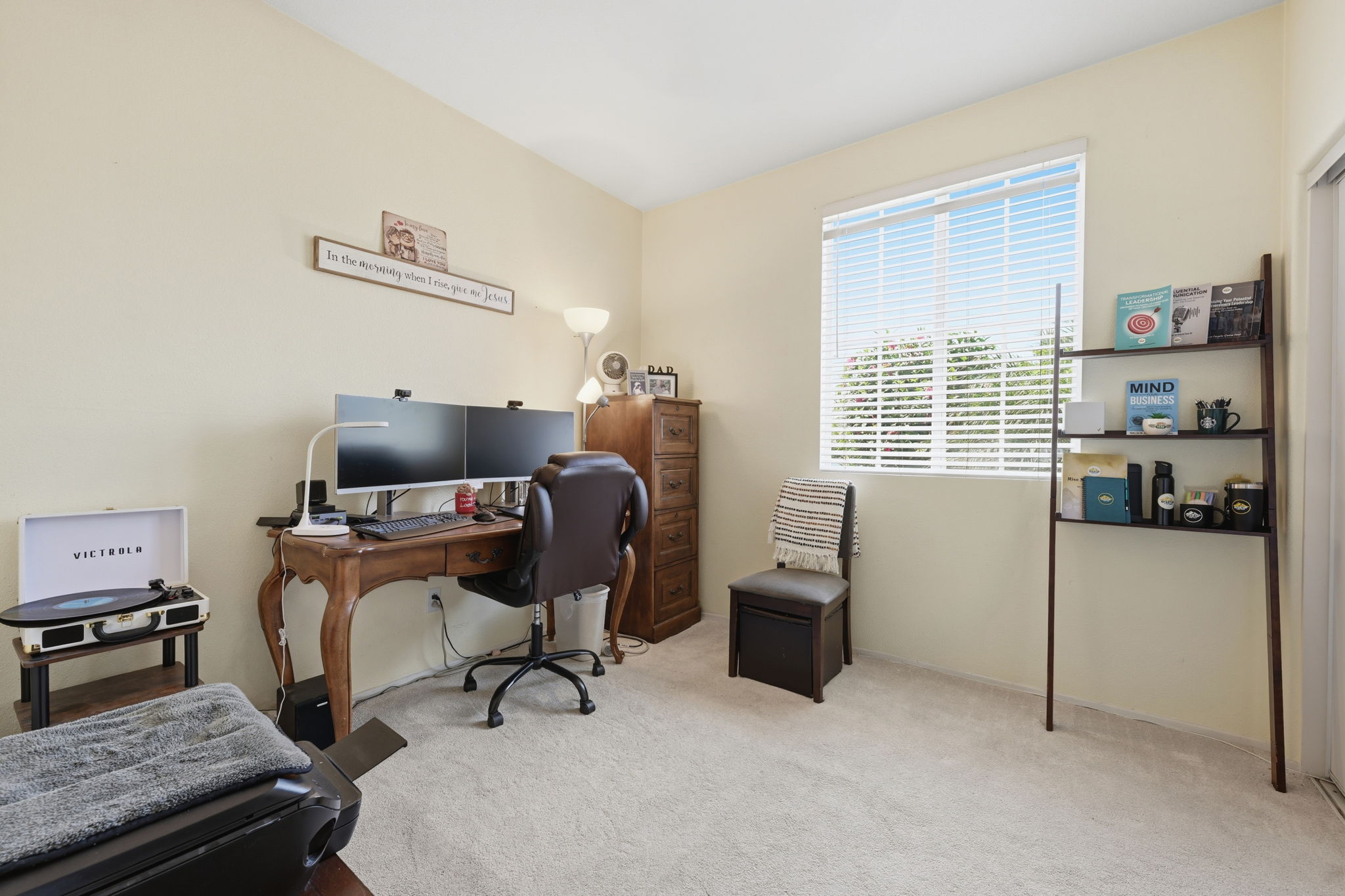 A perfect office or bedroom.