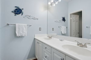 Two can use this bathroom at once! Versatile!