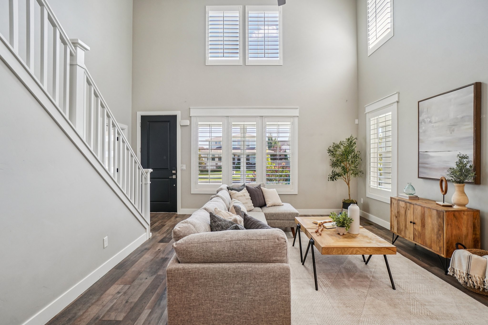 Huge 20-Foot Ceilings