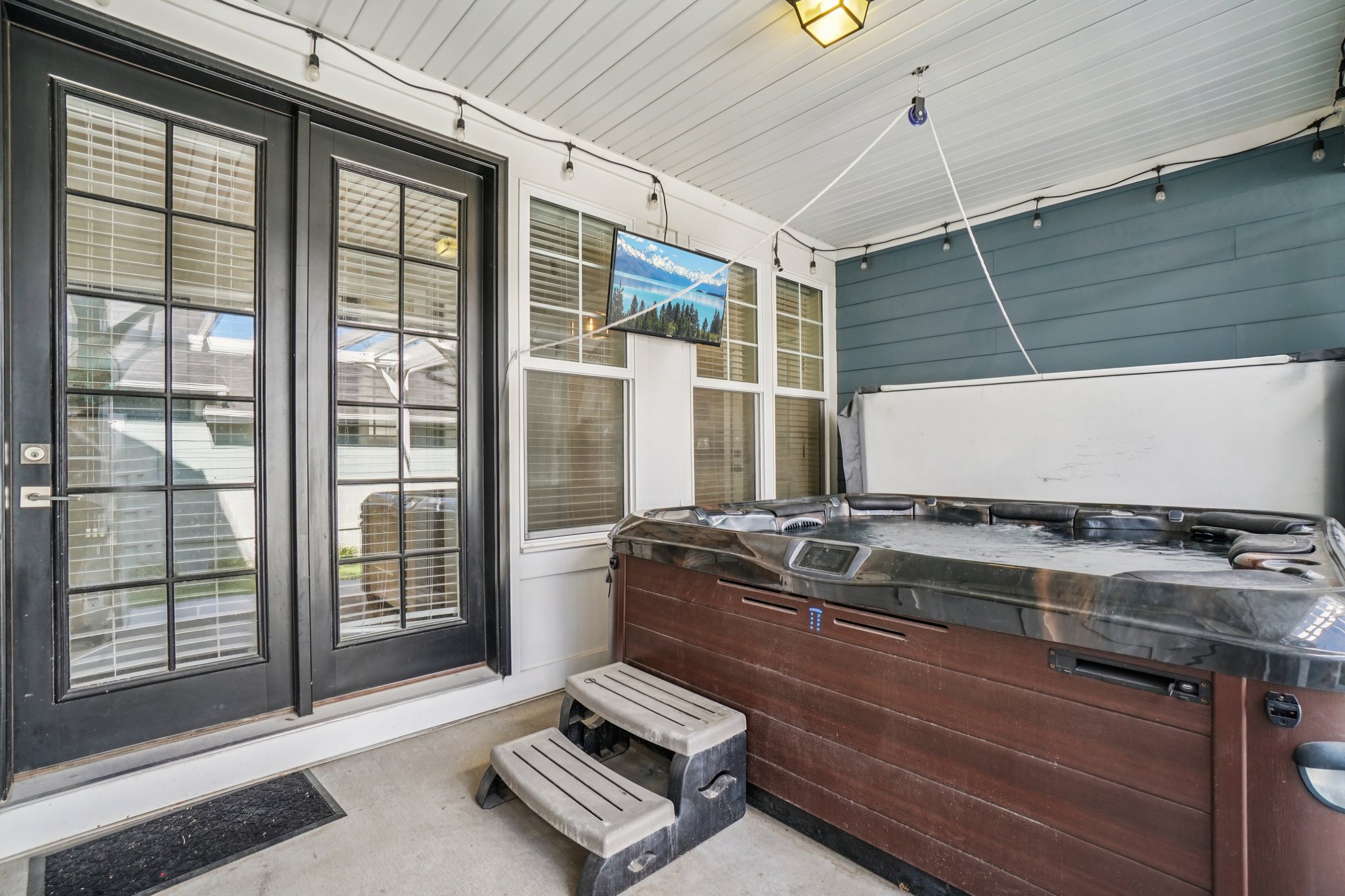 Covered Patio w/Hot Tub