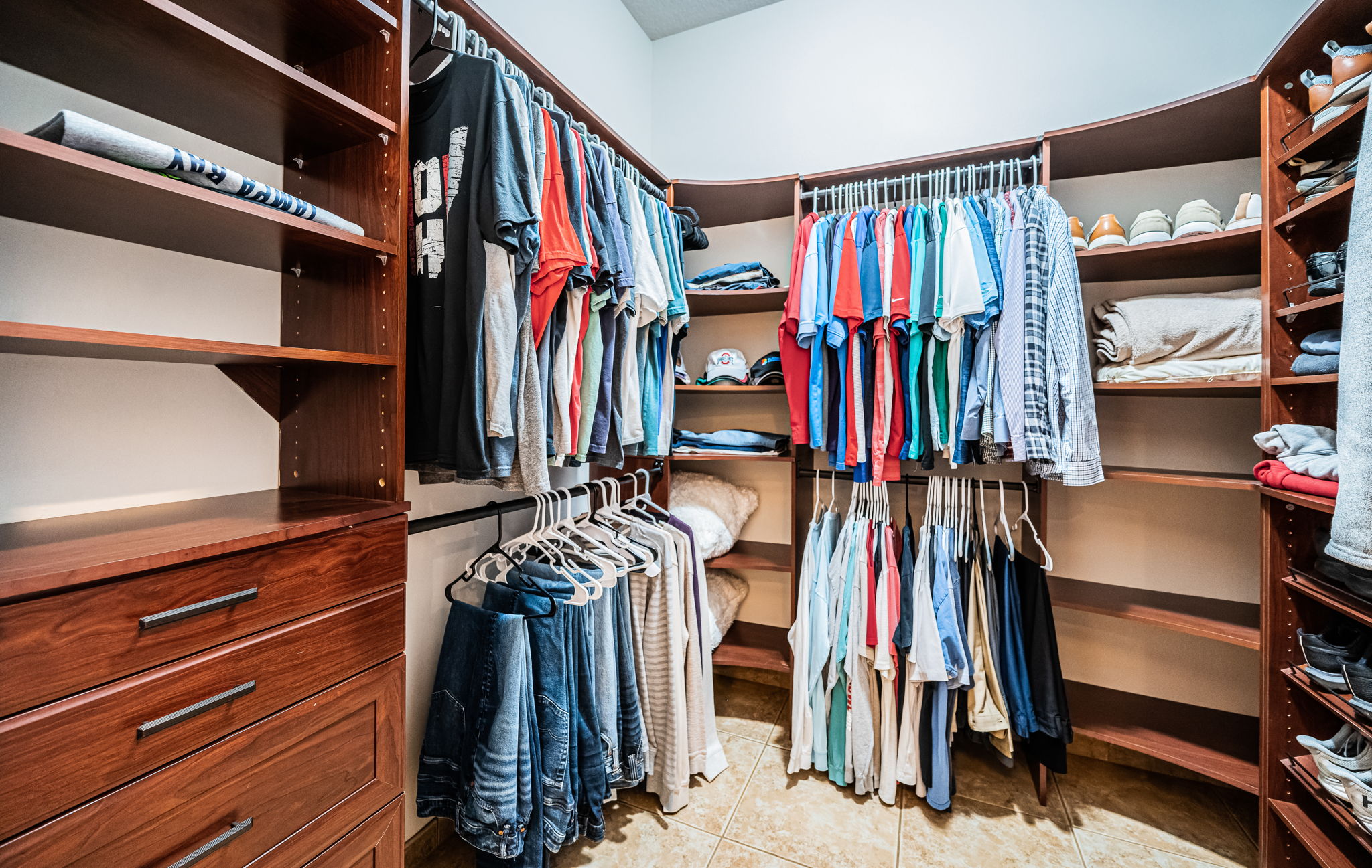 Master Bedroom Walk-in Closet2