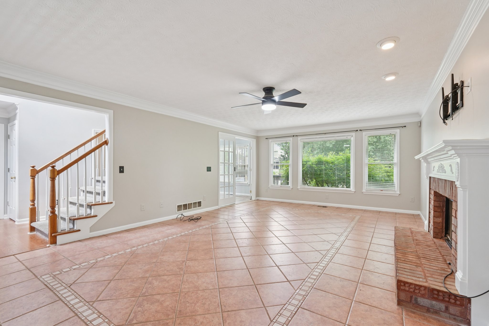 Pippin Dr NW-S1904-008.jpg