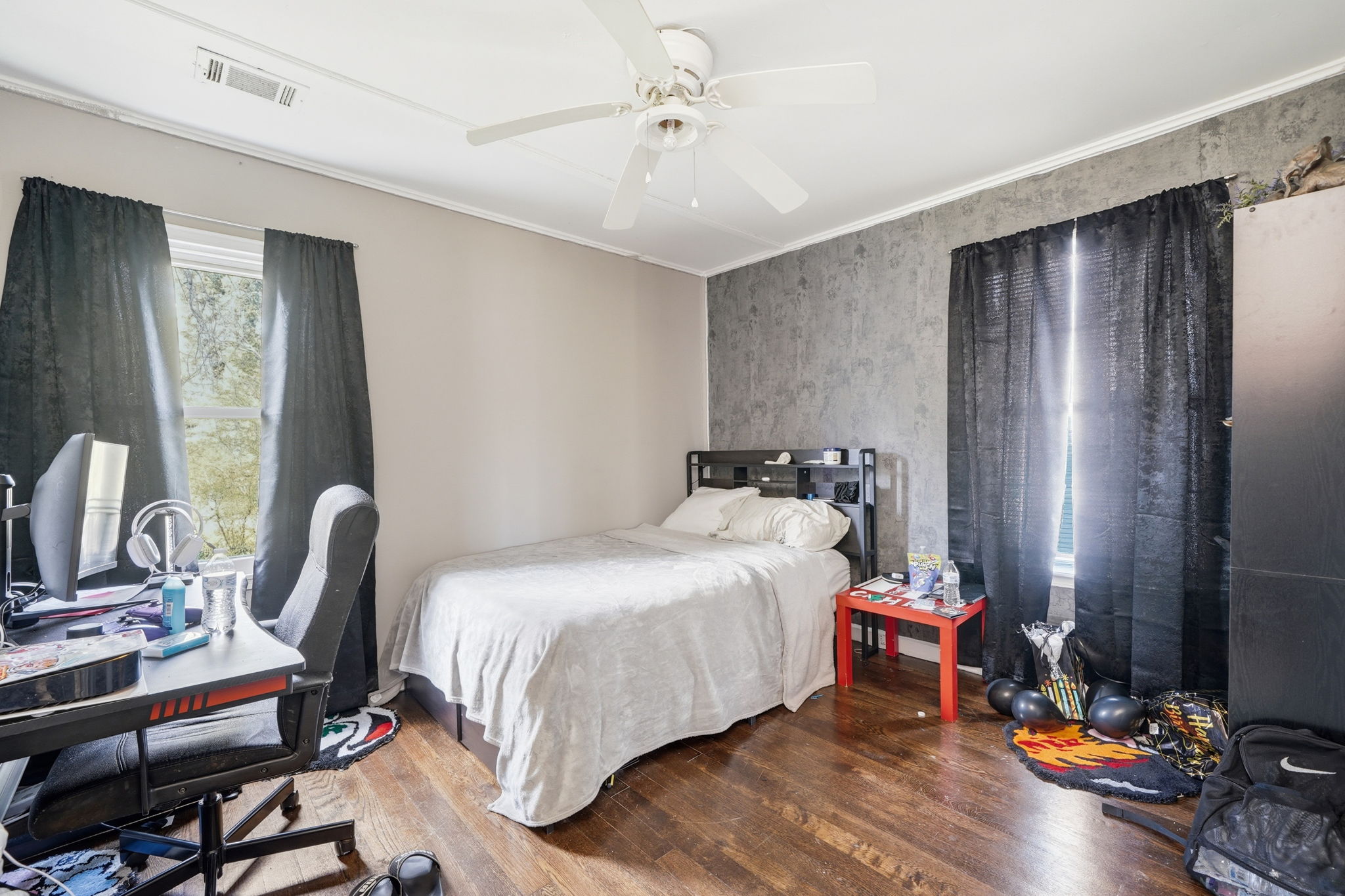 there are two bedrooms in this duplex