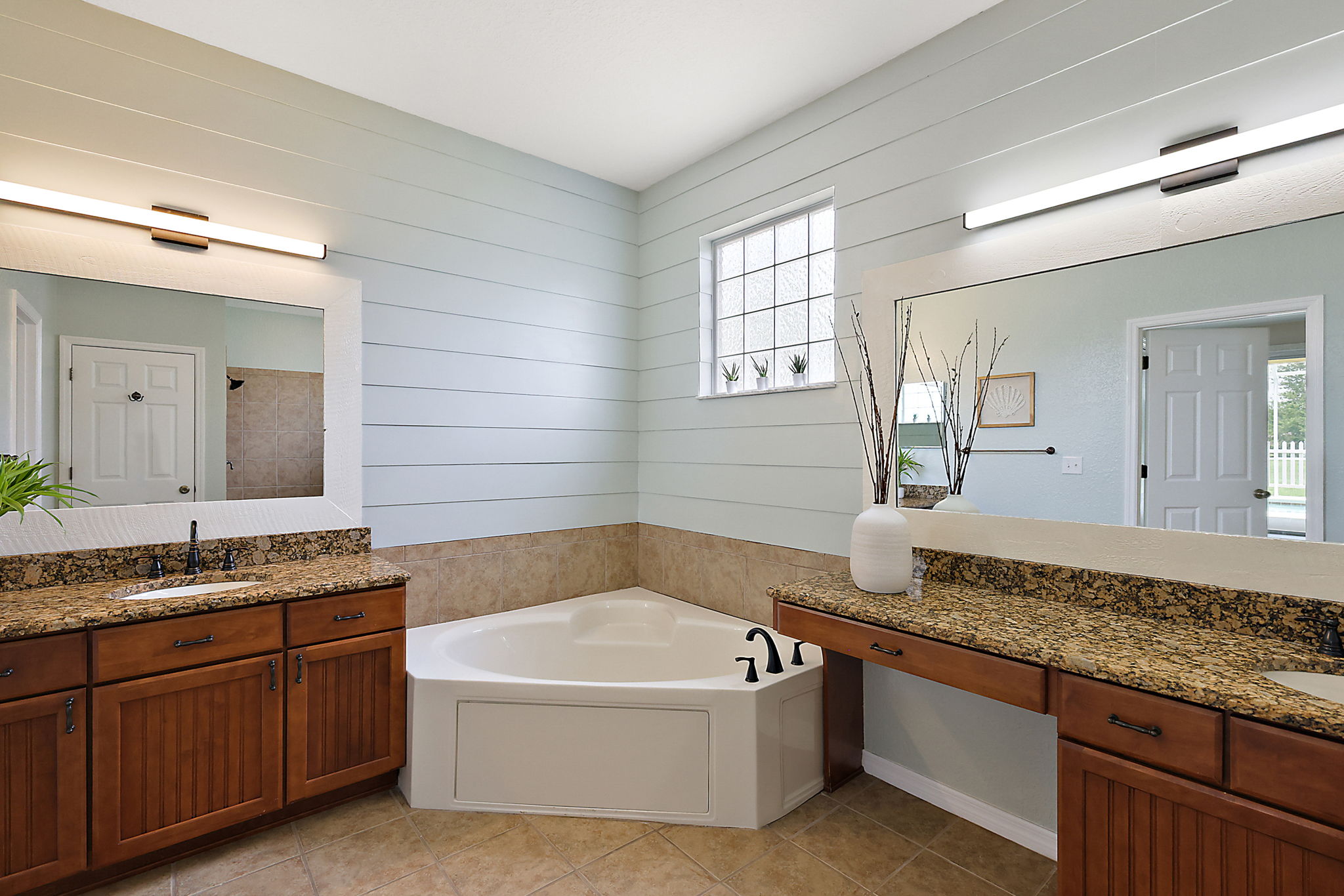 Master En Suite w/ Two Granite Vanities & Garden Tub