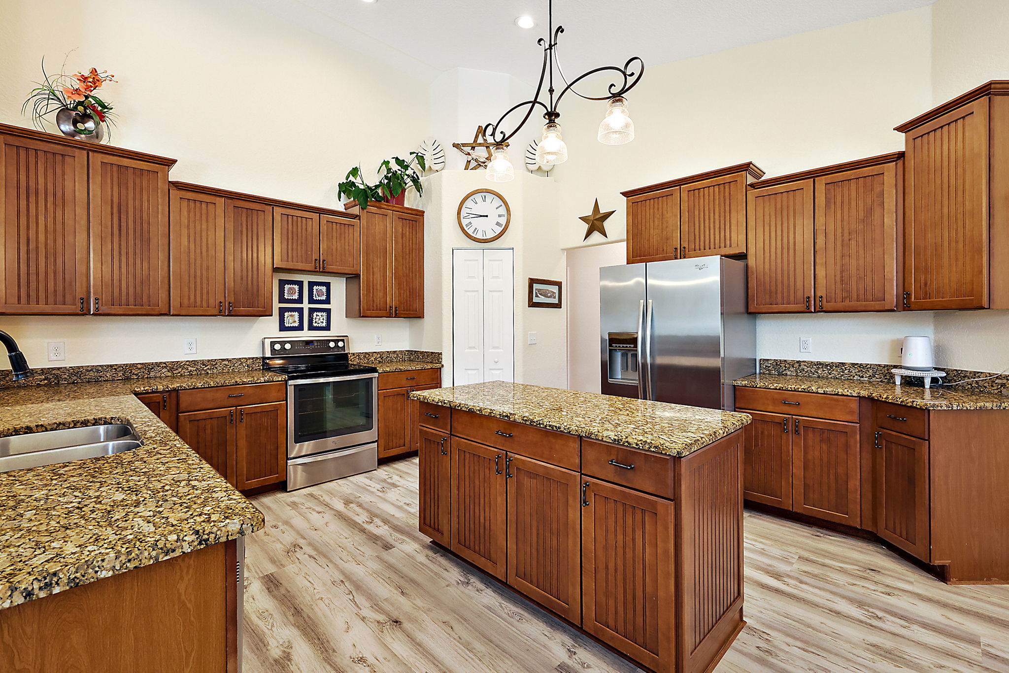Kitchen w/ Granite & Stainless Appliances