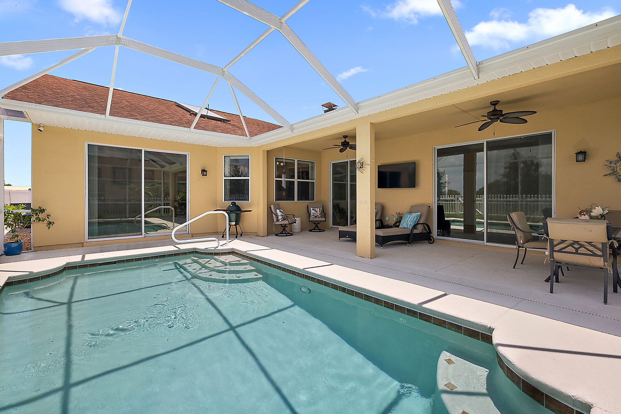 Spacious Pool & Pool Deck