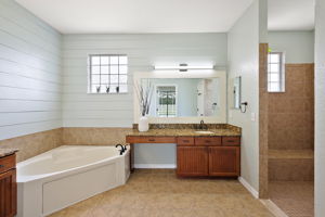 Master En Suite w/ Garden Tub & Walk-In Shower